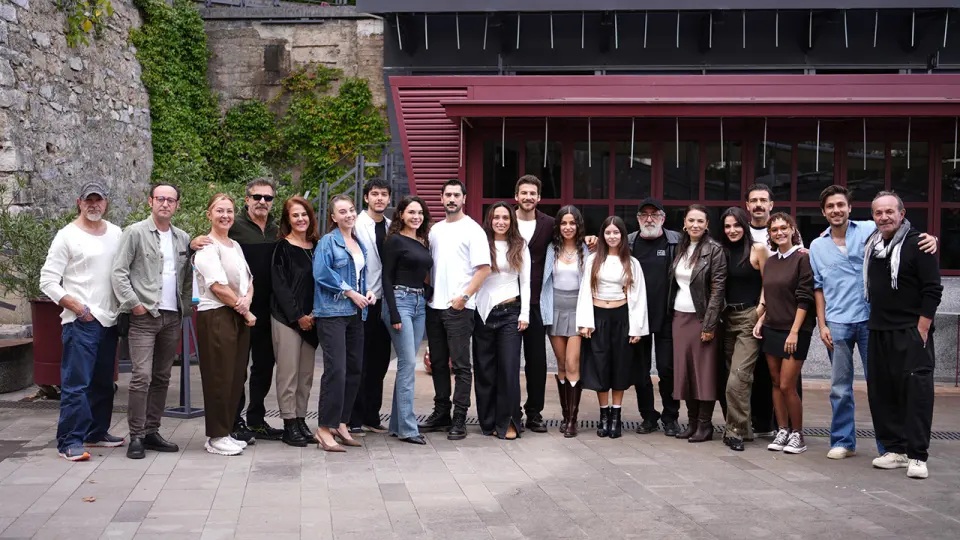 Adana Ayazı oyuncu ve ekibinin okuma provası sonrası taş binalı bir avluda çekilmiş toplu fotoğrafı.