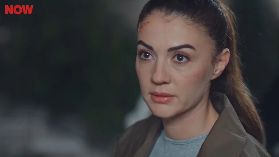'Ali velayeti Zeynep'e verecek mi?' özel sahnesinden kare: yüzünde yara izleri olan kadın karakter gece dışarıda.