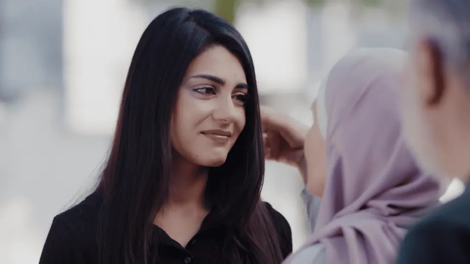 501. bölümden sahne: siyah giyimli genç bir kadın duygusal bir anda