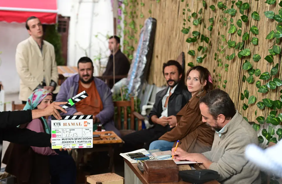 Hamal setinde ilk sahnenin klaketle başladığı an