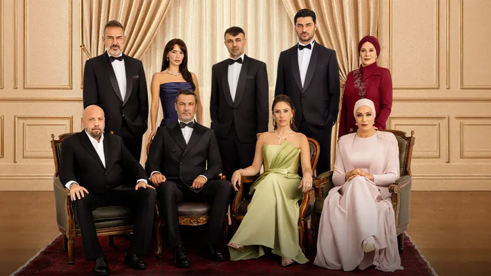 Kızılcık Şerbeti afişinin yazısız versiyonu: salonda koltuklarda ve ayakta poz veren kadro
