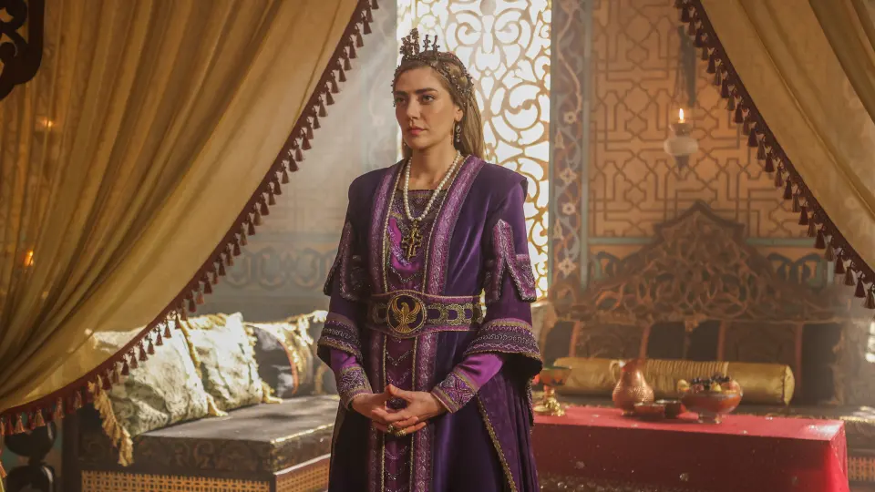 Mehmed: Fetihler Sultanı 89. bölümden: mor kaftanlı, taçlı bir kadın saray odasında